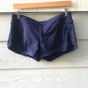 Athleta navy blue athletic shorts
Size Medium